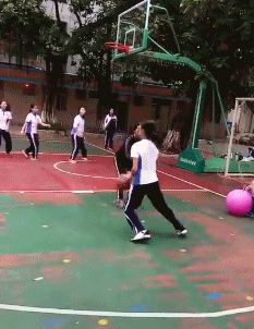 |搞笑GIF：坐地铁时对面坐着一位漂亮的外国妹子，我要搭讪吗