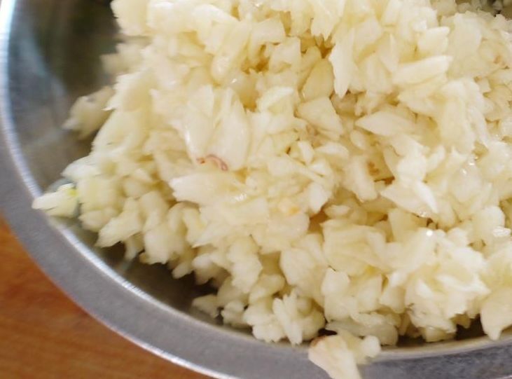 炸蒜蓉，蒜末直接油炸就错了，牢记4技巧，金黄不发黑，浓香不苦