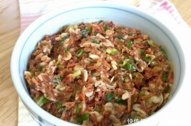 怎么调饺子馅不干巴,还能鲜美嫩滑大厨教你一招,就是这么简单