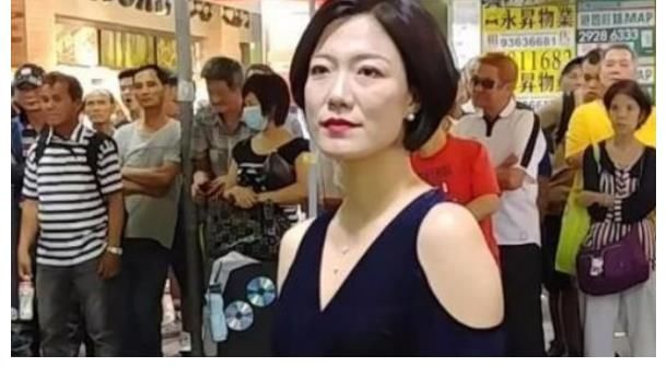 难忘今宵|她是《星光大道》的冠军，屡次登上春晚，如今却在街头卖唱！