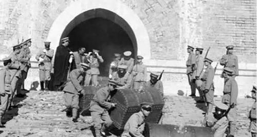 皇帝|清朝三个“掘墓人”：一个砸了龙椅，一个捣了龙窝，一个断了龙脉