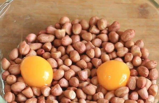 在花生里放一个鸡蛋,味道鲜美,吃起来容易