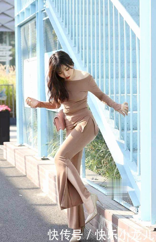 一字肩T恤搭修身微喇裤,简单且不失时尚,穿上也能美若天仙