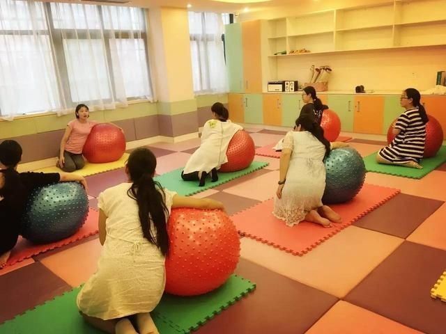 孕肚|6个月的孕妈吉娜亮相,巧遮孕肚,网友:这哪像怀孕了?