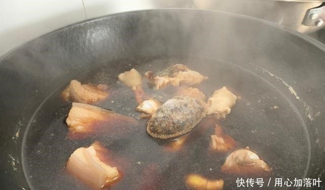 卤一锅卤味，有猪皮猪肉鸡腿骨还有海带结，这味十足又不腻