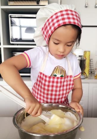 刘涛晒女儿下厨蒸馒头视频，12岁王紫嫣亭亭玉立出落成大美女