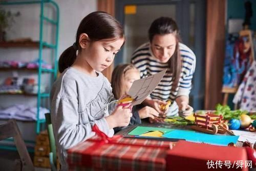 男孩过生日，看到爸爸送的生日蛋糕后当场痛哭，网友:太残忍了
