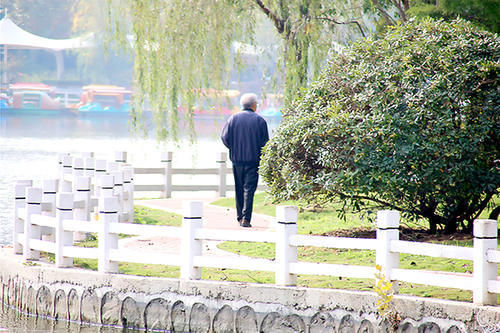 锻炼|寿命和走路有关?研究发现:大多数的长寿老人,走路时有2个特征