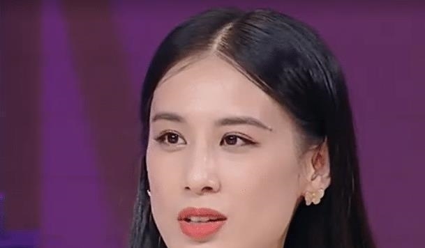 相差|《恋爱》黄圣依和郑爽比美,当镜头放大三倍,两人确定相差八岁?