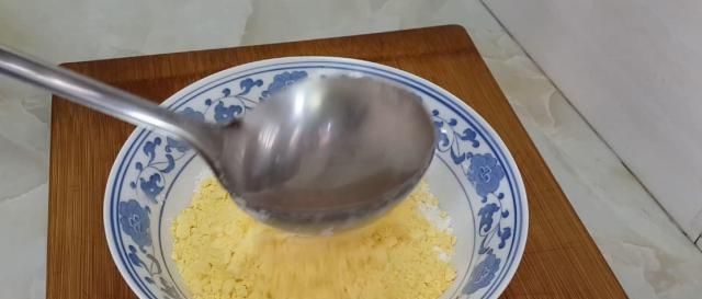 吃法|玉米面又出新吃法,教你简单一做,做法比面包简单,比蛋糕都好吃