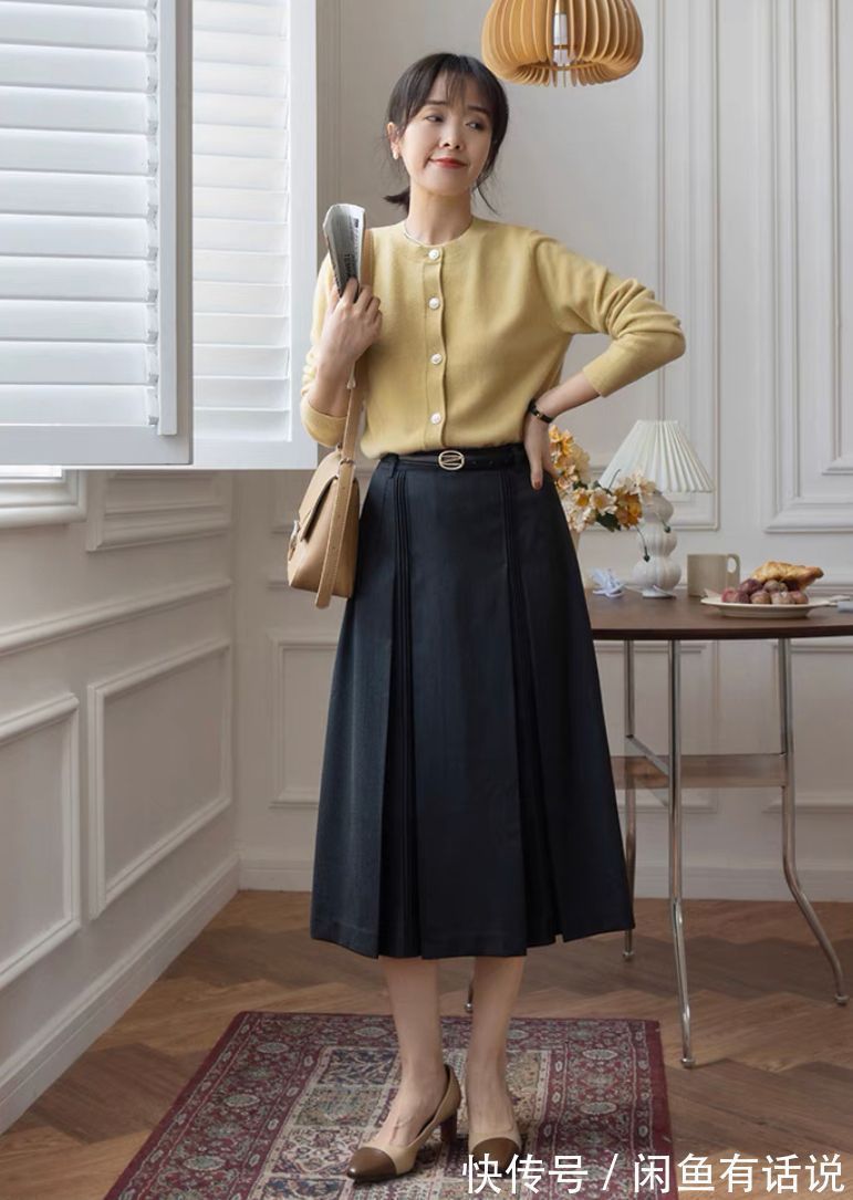 大衣 有气质的中年女人,穿半裙会选“过膝不过踝”,搭配毛衣优雅得体