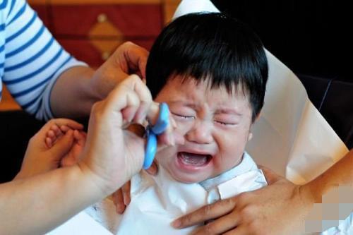 理发器|爸爸亲自在家给娃理发,看到道具后,网友惊呼:神操作