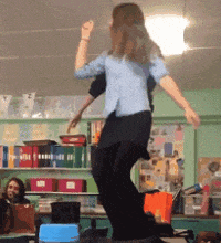 |搞笑GIF从来没有见过如此较真的一个大哥，非要弄得一样宽吗？