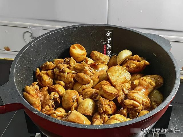 芋头|入秋后多吃这碱性食物，煎一煎加鸡腿同烧，鲜香软糯吃不腻