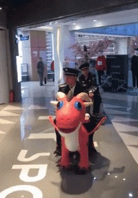 |搞笑GIF段子:这下好了姑娘回去有理由解释了