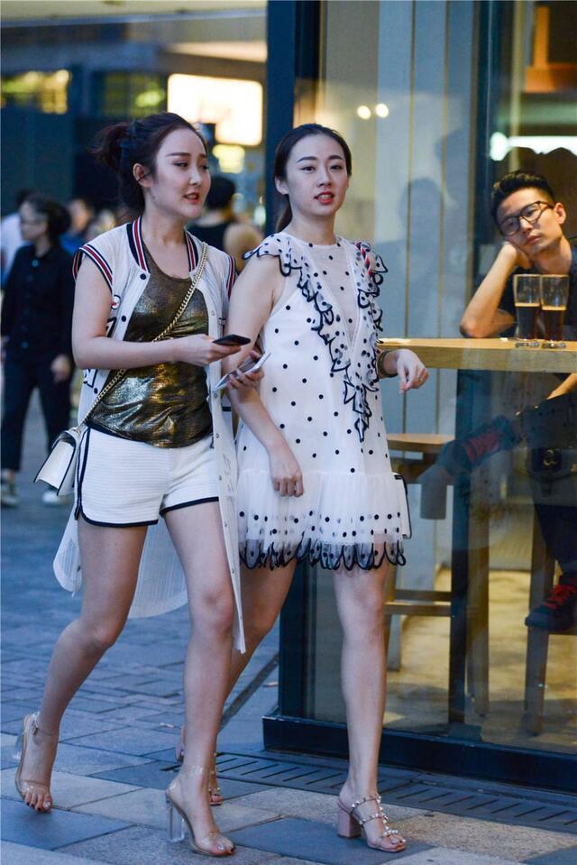 大长腿|街拍：不喜欢一个人逛街，就约上自己的姐妹，当然搭配也不能差了