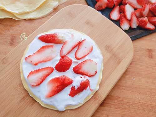 想吃蛋糕在家做，不用烤箱，简单实惠，60块钱能做两个，好看好吃