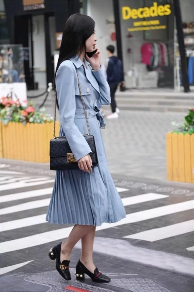 街拍:大大的眼睛时尚灵动的气质美女,黑色的连衣裙优雅大气美观