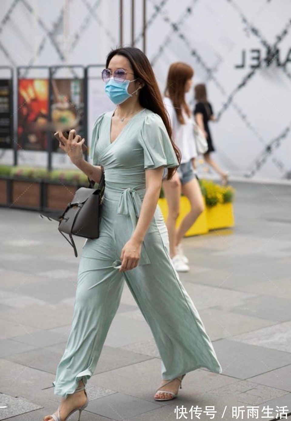 高跟鞋|街拍,蓝色牛仔裤搭配休闲衬衫,美丽大方活力十足