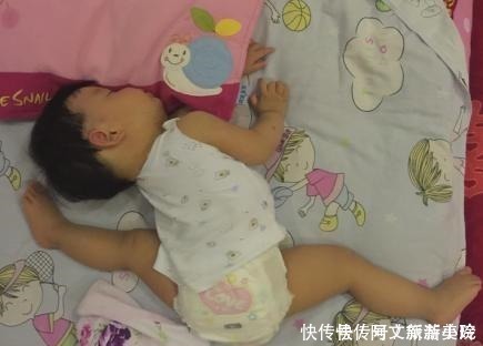 家长|宝宝睡觉喜欢“满床打滚儿”家长弄懂这些原因,让娃睡得更安稳