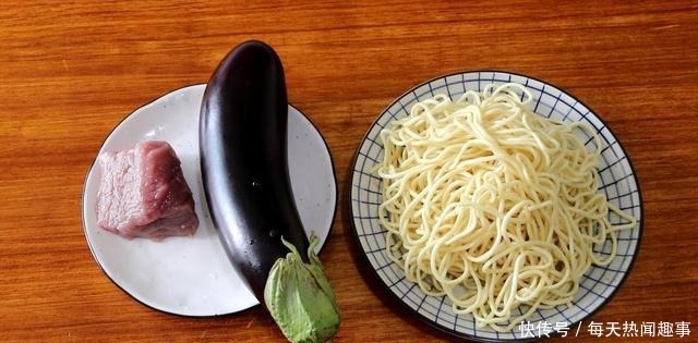 1根茄子,一块猪肉,这是茄子肉末焖面的做法,真好吃