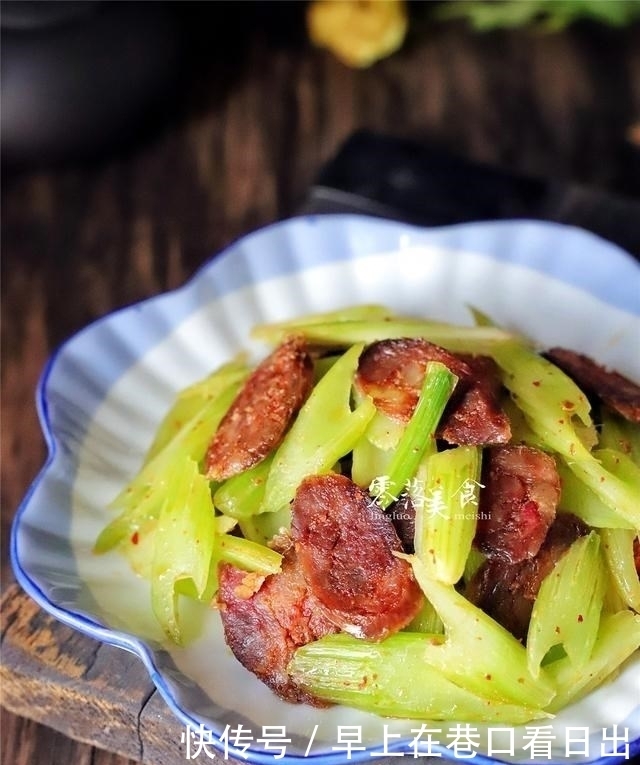 西芹别直接炒,下锅之前多做一步,口感细嫩幼滑,不输大饭店!