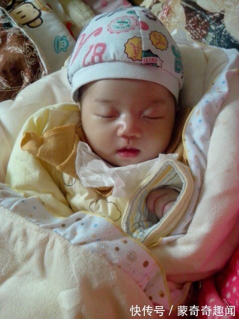 养型|嫌弃脸宝宝火了,刚出生就嫌弃父母,网友:这家庭也敢生我?