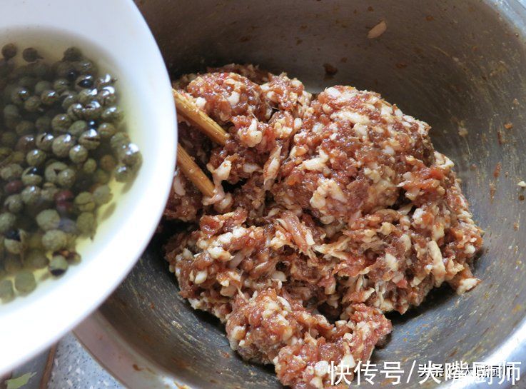 白菜馅别再杀水了，饭店厨师教你2个不外传的技巧，味鲜美不出水