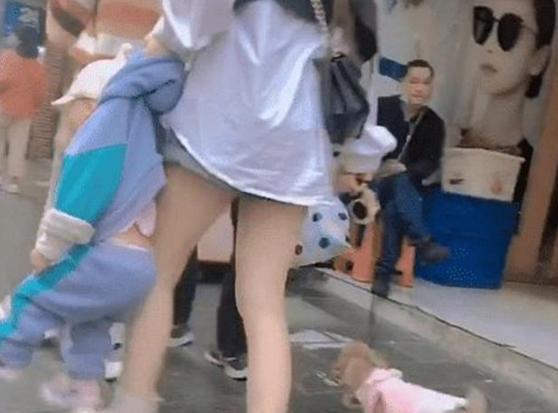 小姨|全网最“霸气小姨”走红,宝宝路上耍赖拎起就走,网友:不敢娶