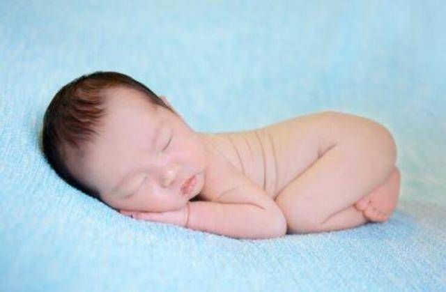 种人|宝宝出生后,第一个人抱他的最好不是这4种人,不是迷信有依据