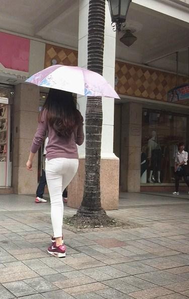 美眉|路人街拍, 偶遇穿着运动鞋搭配紧身牛仔裤的苗条美眉, 走路姿势妩媚动人!