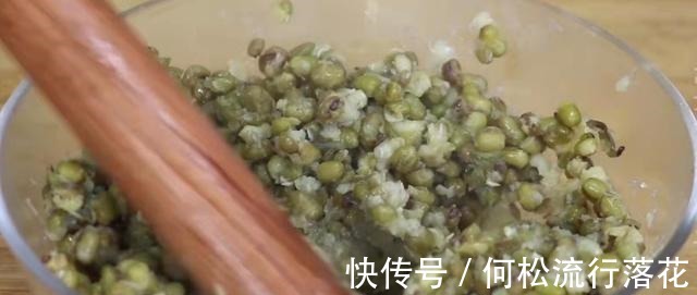 绿豆里加2个红薯，这样做健脾开胃又解馋，大人小孩都爱吃，真香！