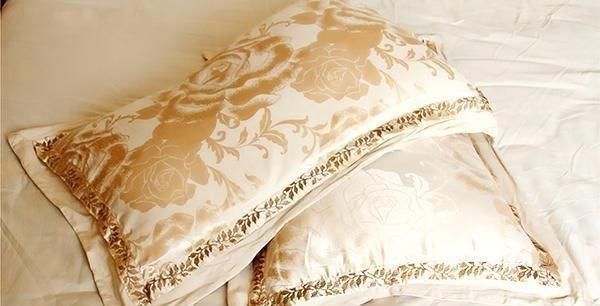 嫌弃|男性用过的枕头，为啥总是黄黄的医生作出解释，女性别嫌弃