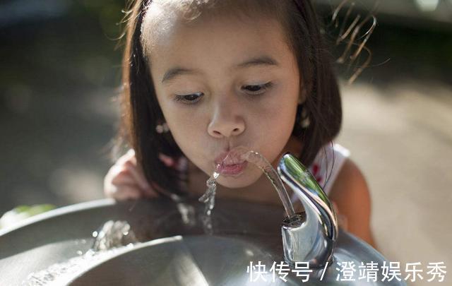 宝宝|1岁女儿喝了一口502胶水,妈妈吓得不知所措,奶奶一招解决问题