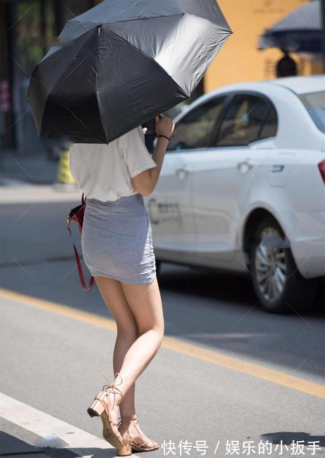 高跟鞋 白色休闲t恤搭配灰色褶皱裙,时髦减龄,活力感十足
