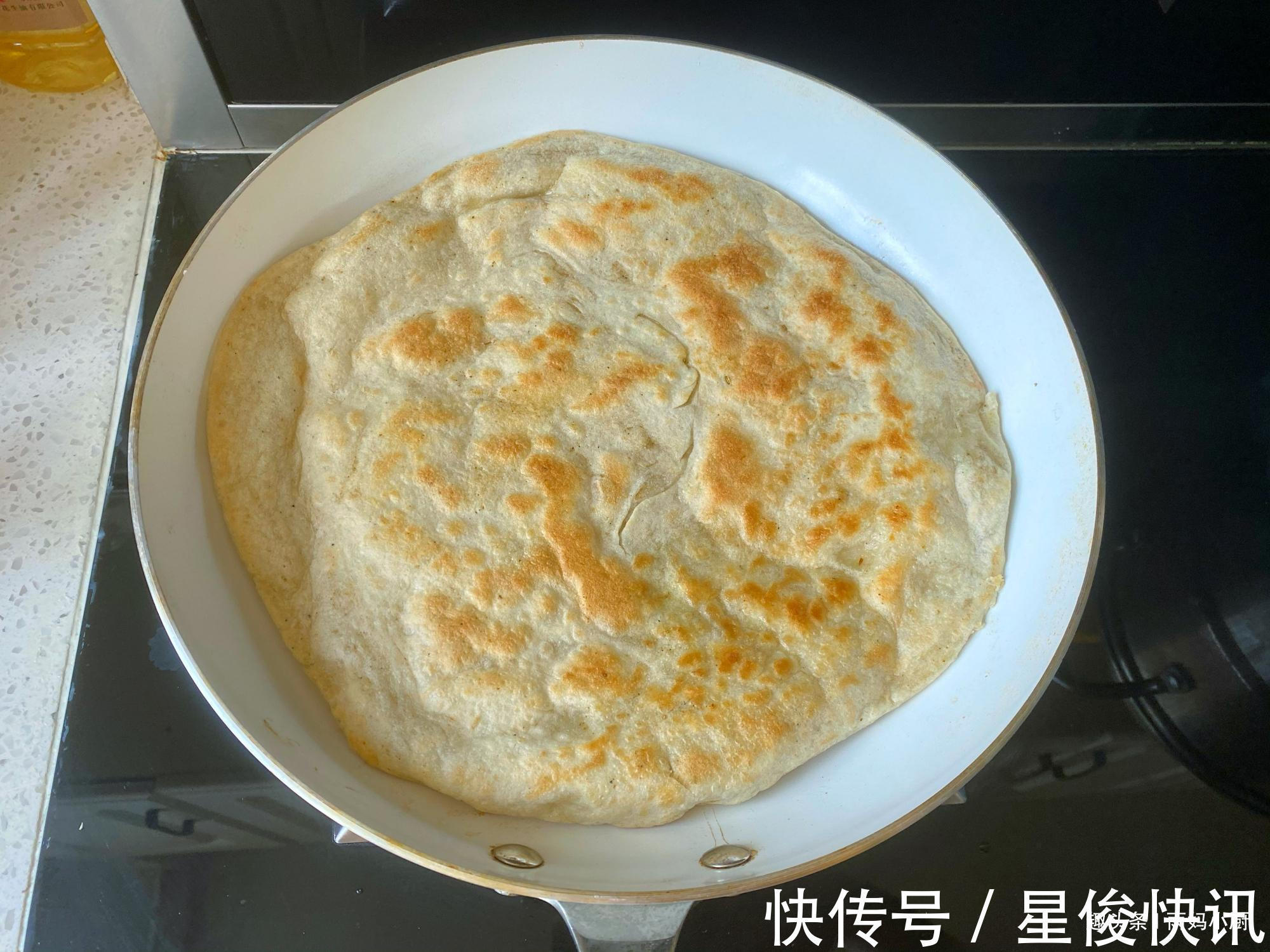 想吃酱香饼别再买了,一口锅在家自己做,外酥里嫩,酱香浓郁