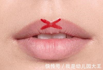 色号 化妆师建议涂口红不要用“嘴抿”,教你正确方法,不沾杯不掉色!