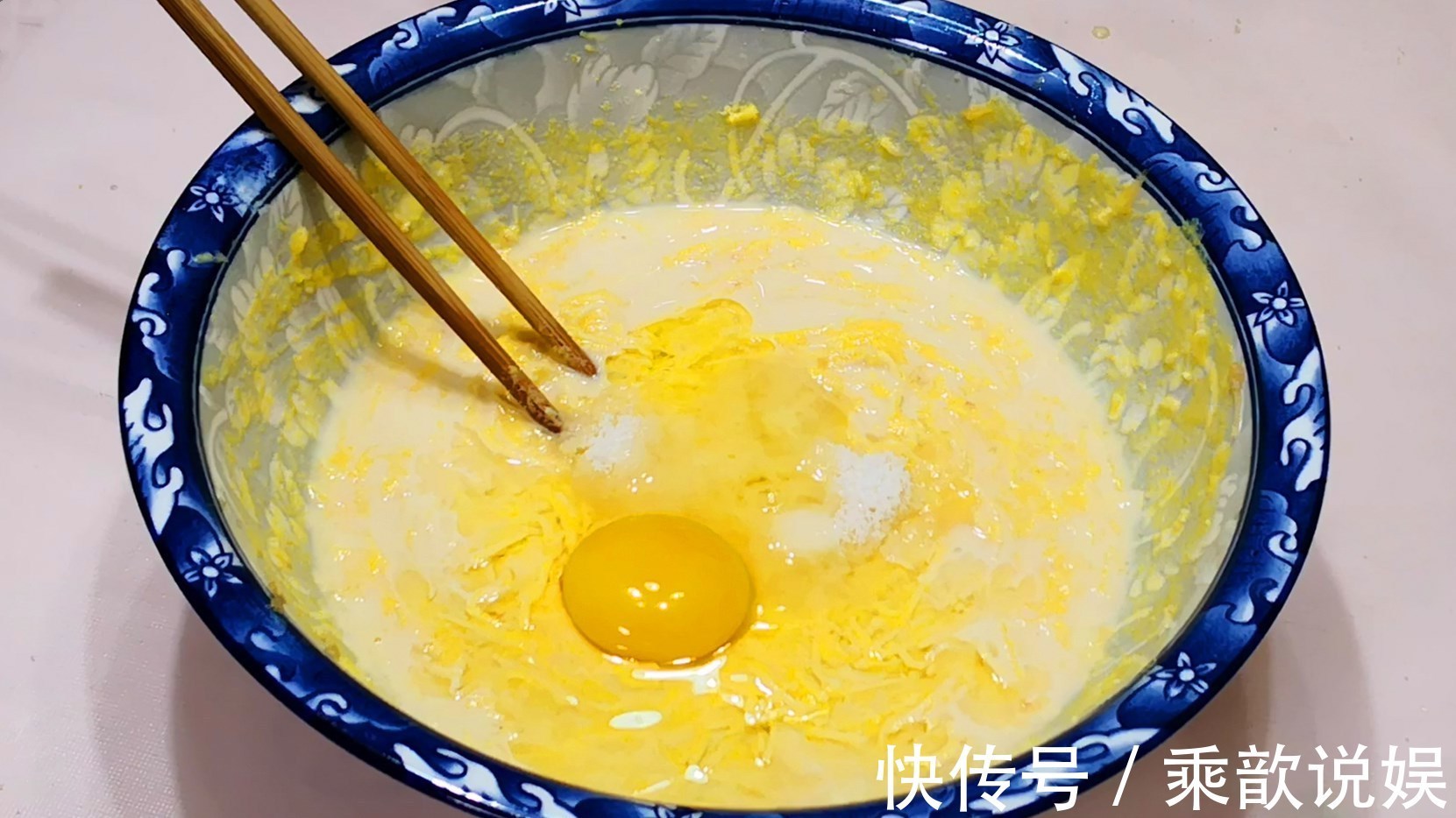 玉米面又出新吃法，我家早餐隔三差五吃，比油条简单，比包子香