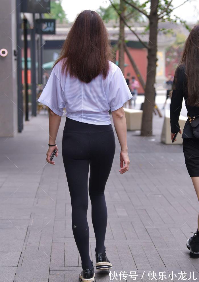 瑜伽裤 白色t恤搭配黑色瑜伽裤,休闲运动,短上衣显腿长