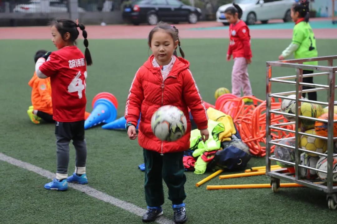 足球队|走近江汉区女足的“摇篮”，万松园路小学足球队寒假不停训