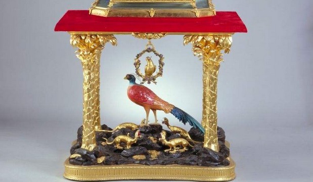 报时|乾隆最喜爱的钟：乐声报时，布景人行船航，宝星花转动，堪称神物