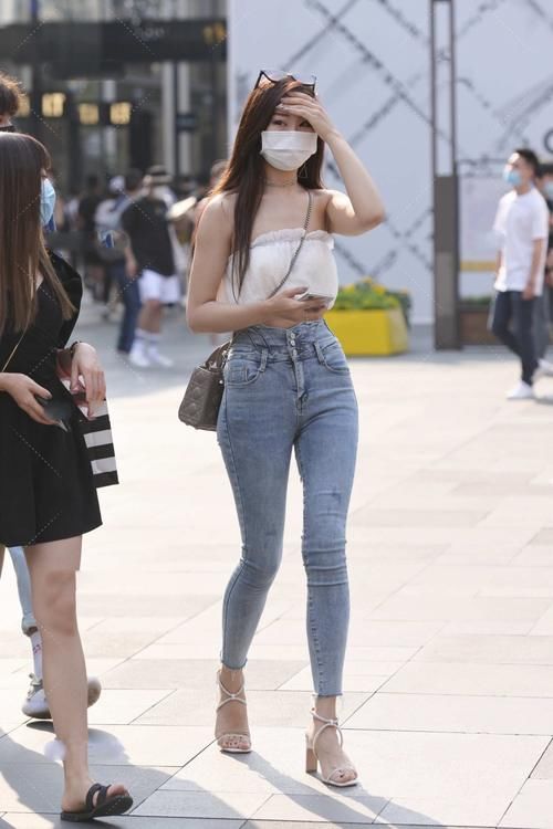身段 美女脚上搭配一双气质的尖头高跟鞋，让她散发出迷人的气息