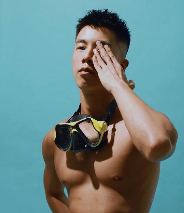 健壮|影棚海底清凉一夏,健壮身材,英俊容颜,带着游泳镜的帅气肌肉男!