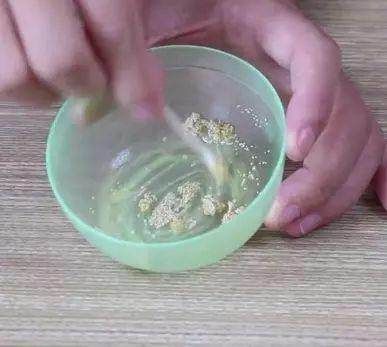 眼角出现皱纹别担心，用家里不用的它敷在眼上，比眼霜还好用