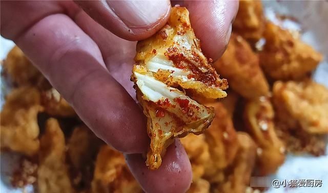 过节我家常吃椒盐杏鲍菇，5块钱做一盘，简单一炸，嚼着比肉香