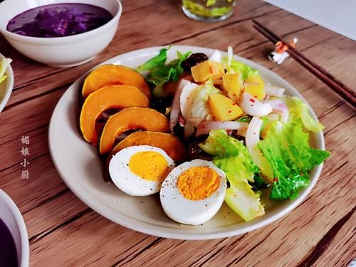 早餐满满一盘，粗粮蔬菜沙拉简单好做没油烟，吃得开心又满足