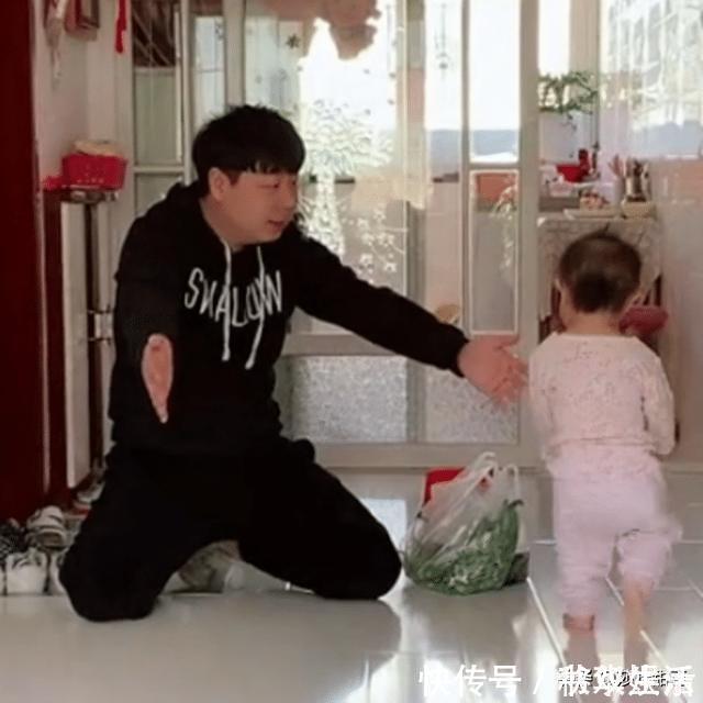怀抱|爸爸刚进屋就发现宝宝走过来, 急忙张开怀抱, 宝宝反应太可爱