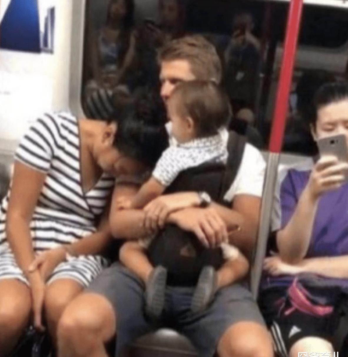 睡着|地铁上,女乘客靠着爸爸睡着,宝宝接下来的反应让人哭笑不得