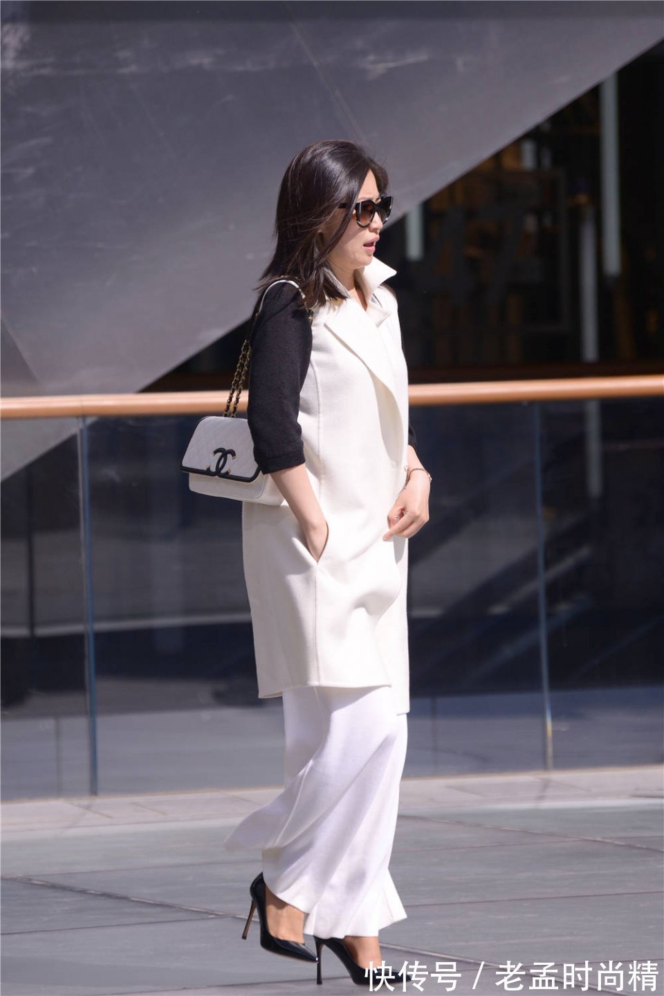 尖头|黑色尖头细跟鞋,白色阔腿裤,30岁以后的成熟女士搭配