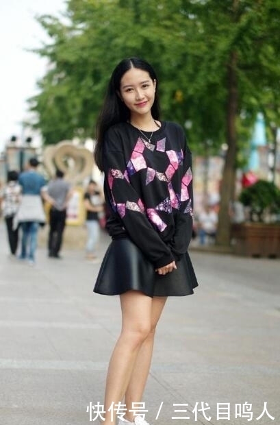 街拍:小姐姐长相甜美,浅粉色连衣裙搭配灰色长风衣,很显身材